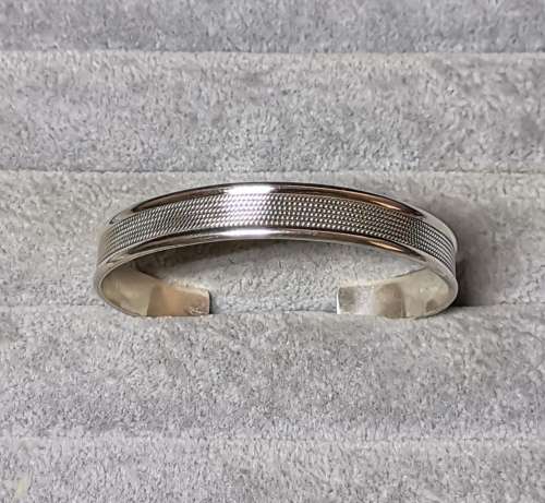 Pretty Silver Bangle