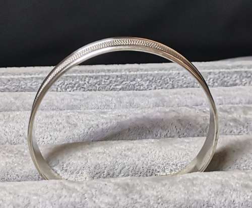 Pretty Silver Bangle