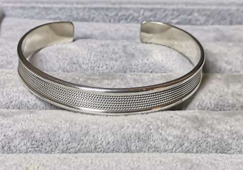 Pretty Silver Bangle