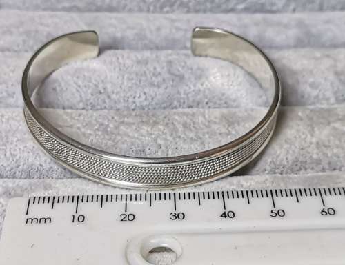 Pretty Silver Bangle