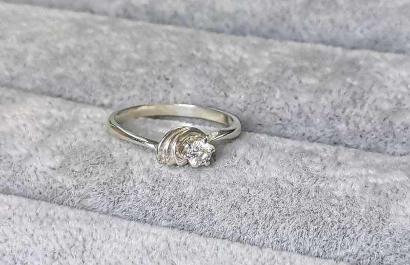 *R1 Auction* Silver Solitaire Ring