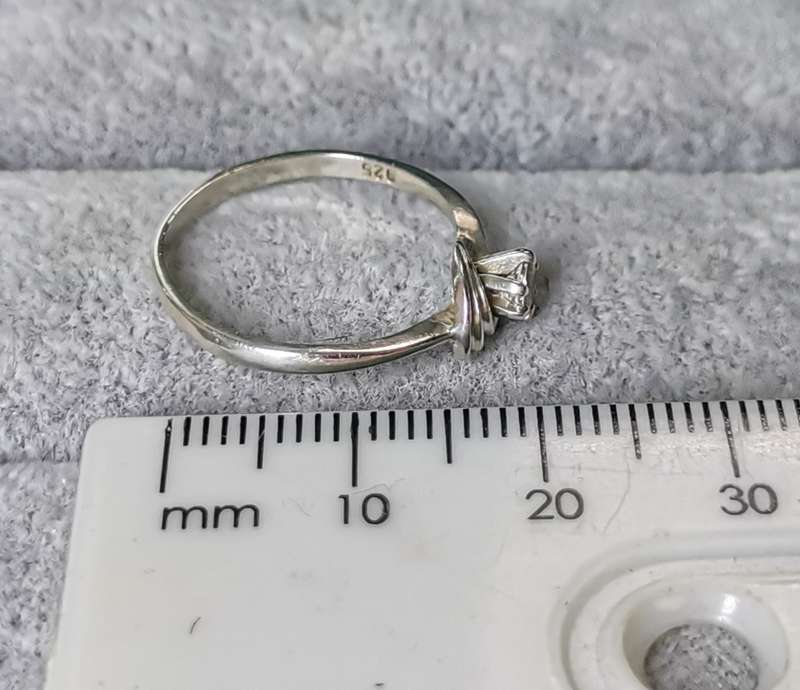 *R1 Auction* Silver Solitaire Ring