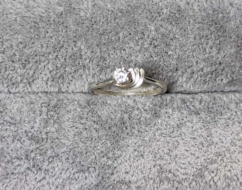 *R1 Auction* Silver Solitaire Ring