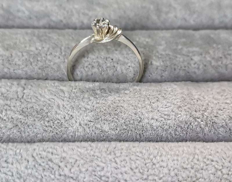*R1 Auction* Silver Solitaire Ring