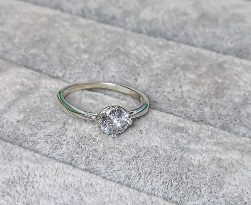 *R1 Auction* Silver Solitaire Ring