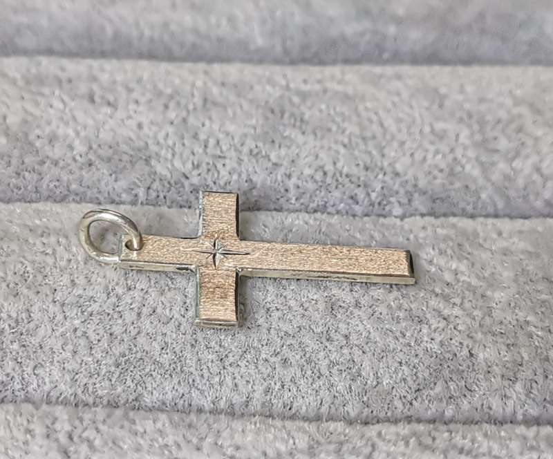 Pretty Silver Cross Pendant