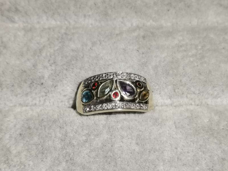 Dazzling 9ct Gold Ring