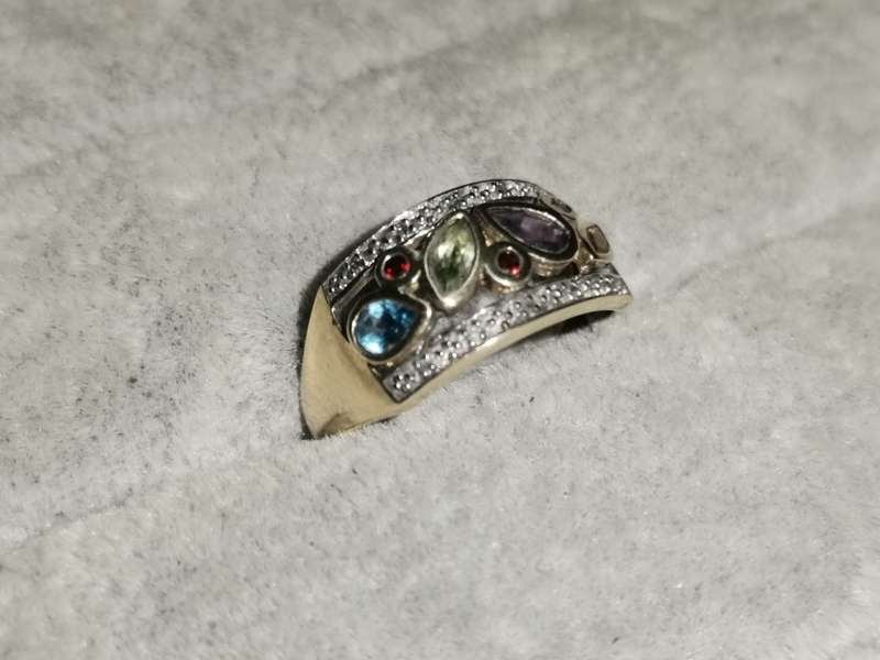 Dazzling 9ct Gold Ring