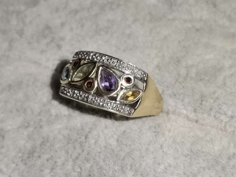 Dazzling 9ct Gold Ring