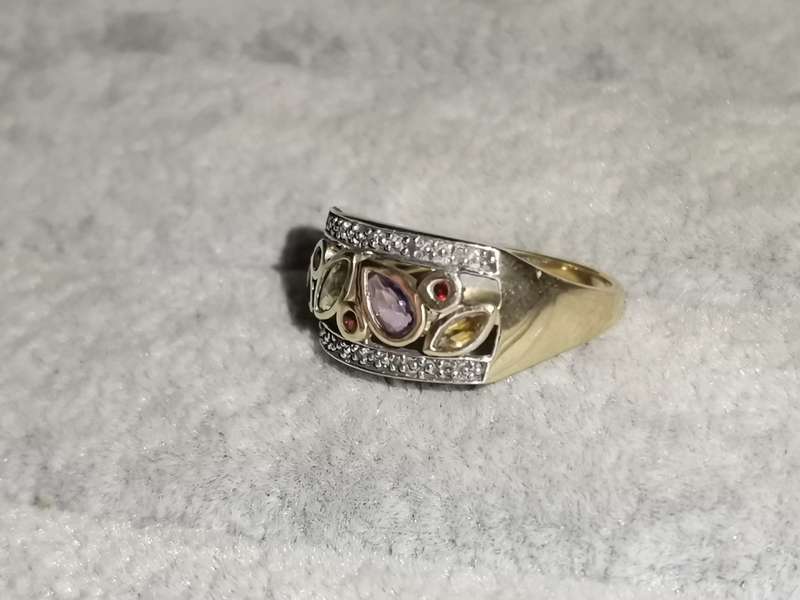 Dazzling 9ct Gold Ring