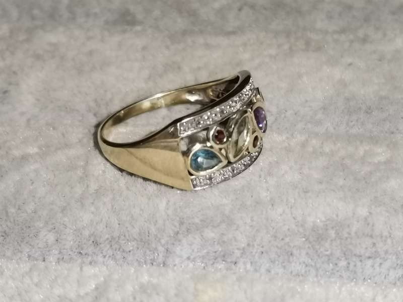 Dazzling 9ct Gold Ring