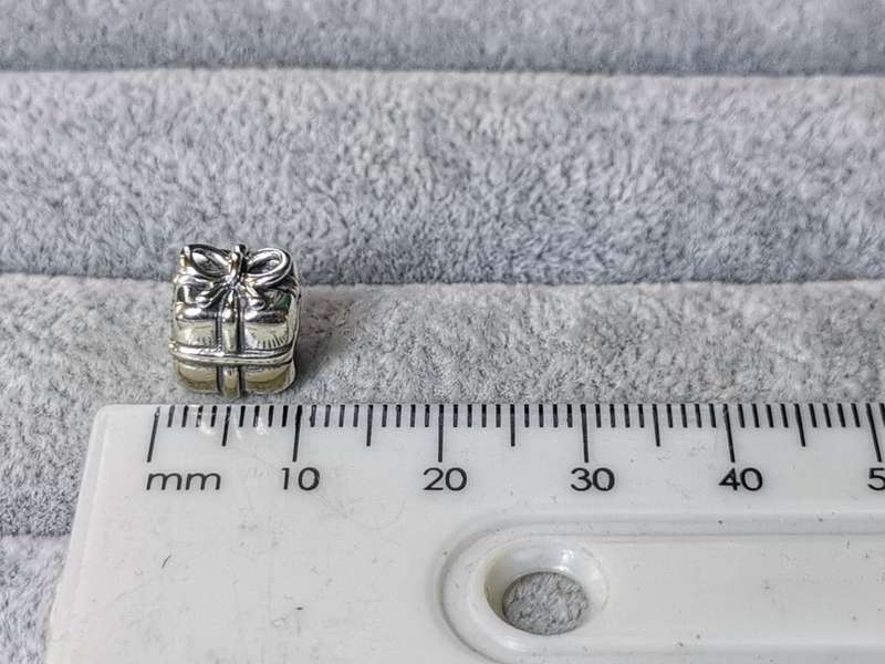 Pandora Present Charm
