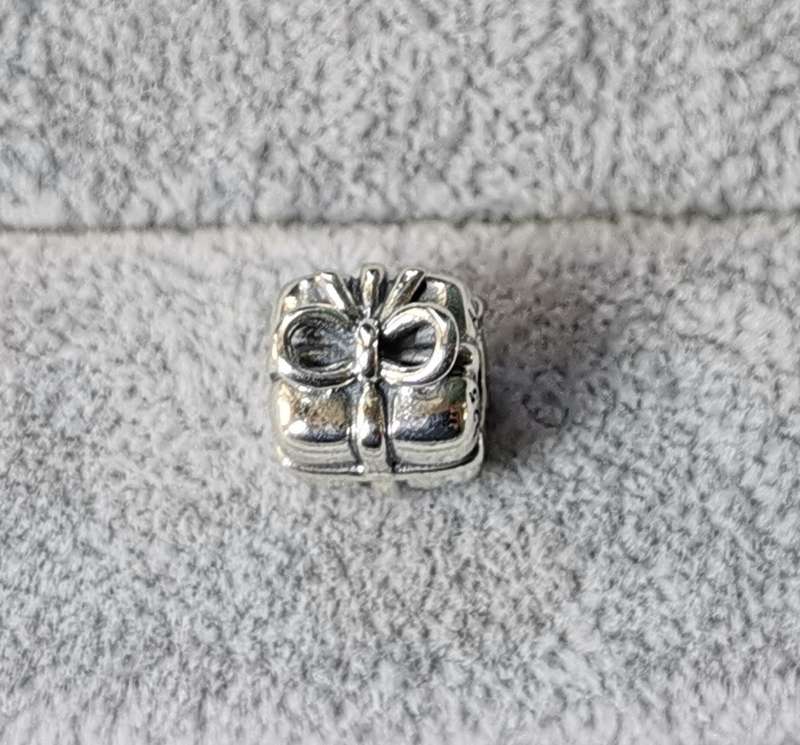 Pandora Present Charm
