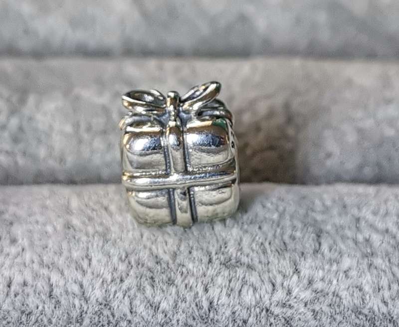 Pandora Present Charm