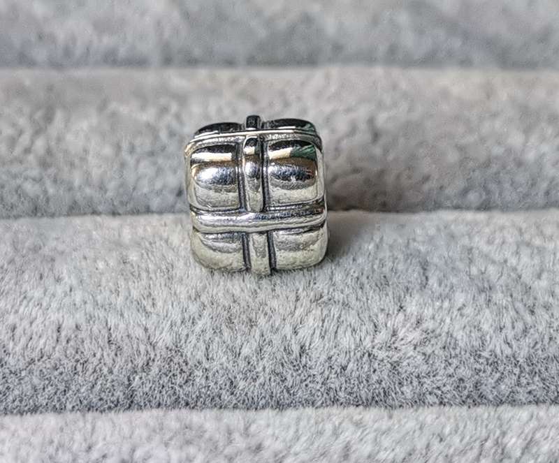 Pandora Present Charm