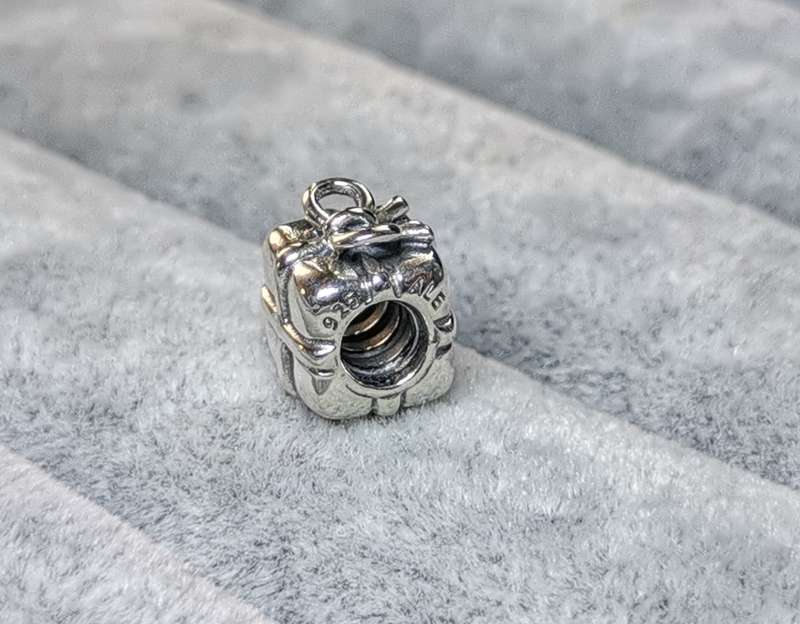 Pandora Present Charm