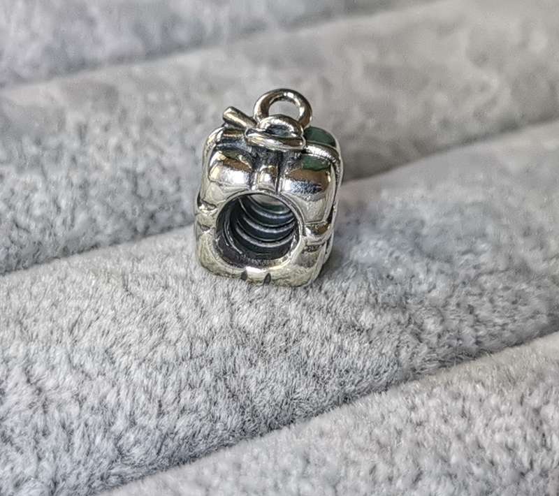 Pandora Present Charm