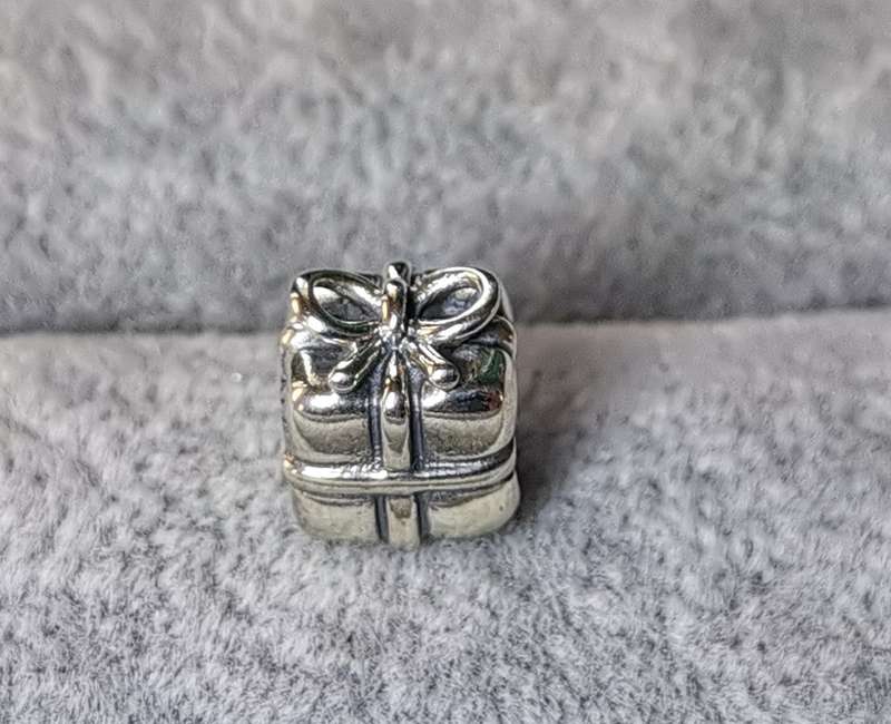 Pandora Present Charm