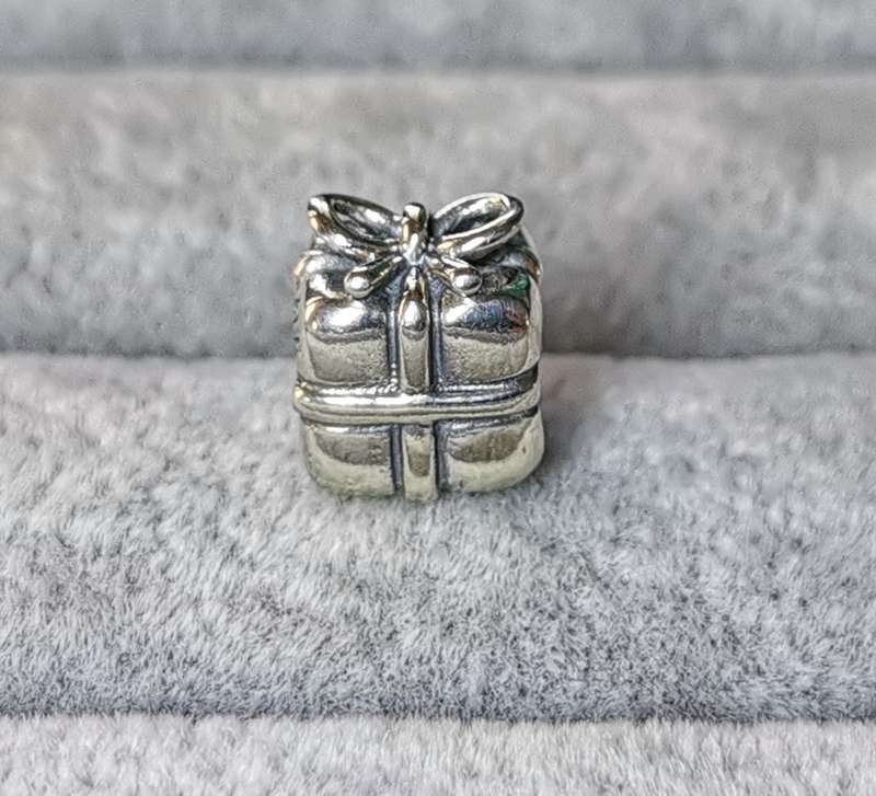 Pandora Present Charm