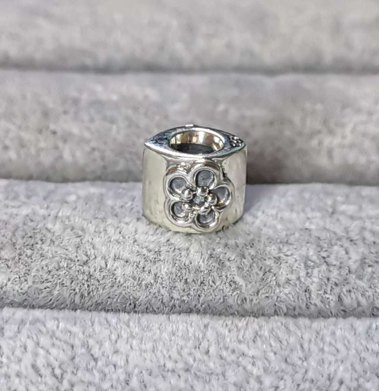 Pandora Daisy Flower Charm