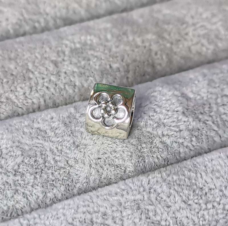 Pandora Daisy Flower Charm