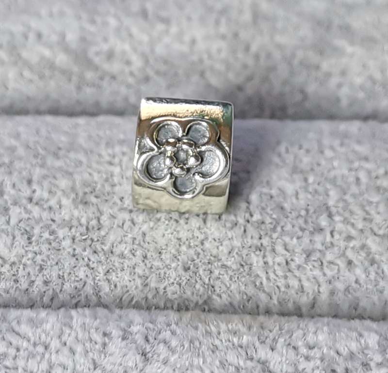 Pandora Daisy Flower Charm