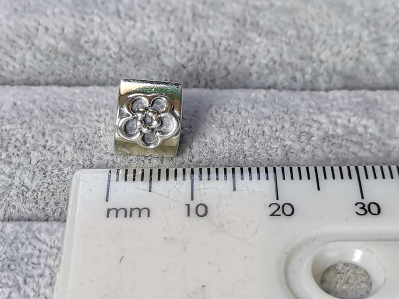 Pandora Daisy Flower Charm