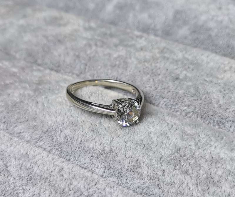 *R1 Auction* Silver Solitaire Ring
