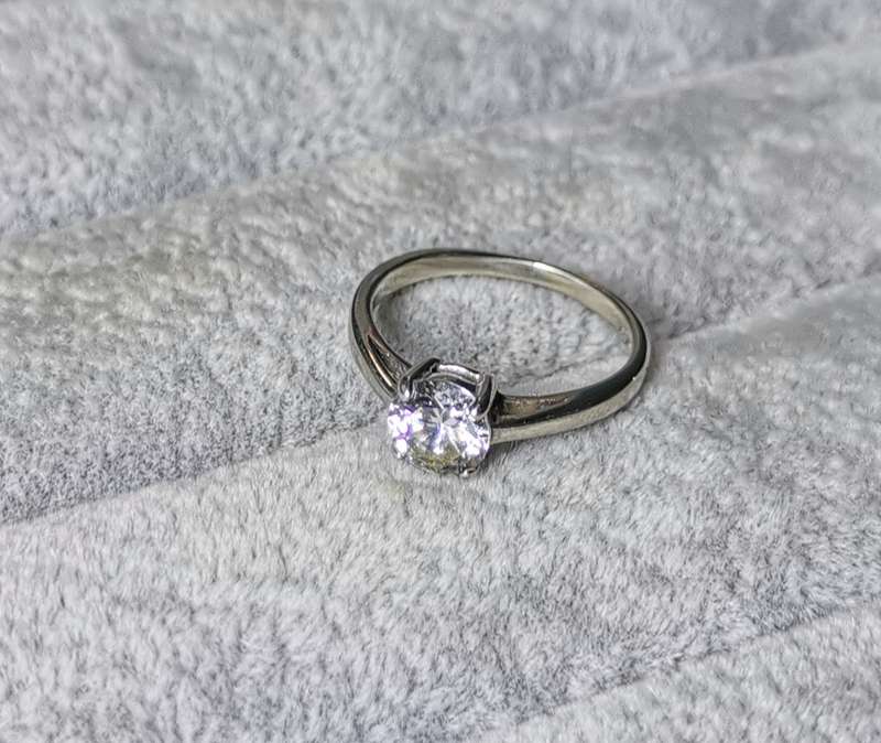 *R1 Auction* Silver Solitaire Ring