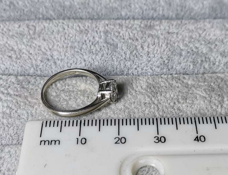*R1 Auction* Silver Solitaire Ring