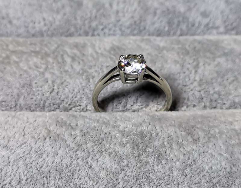 *R1 Auction* Silver Solitaire Ring