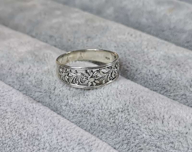 *R1 Auction* Silver Flower Ring