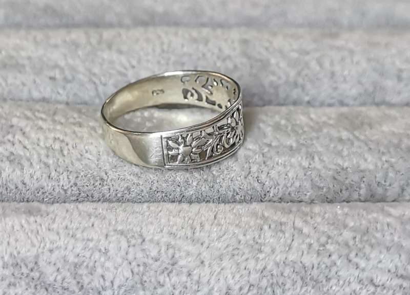 *R1 Auction* Silver Flower Ring