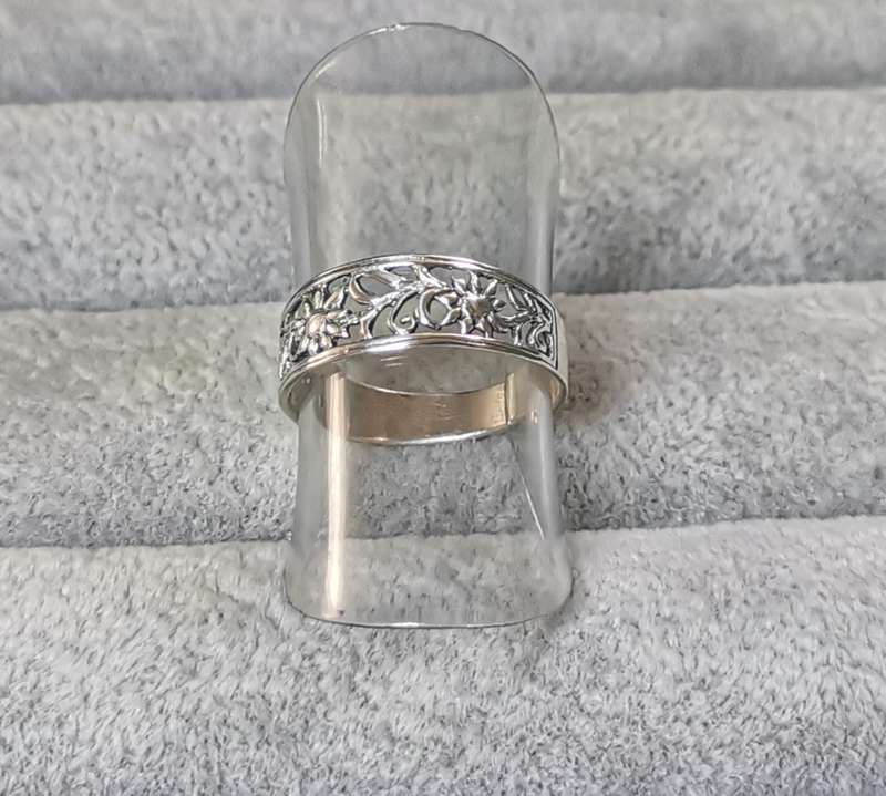 *R1 Auction* Silver Flower Ring
