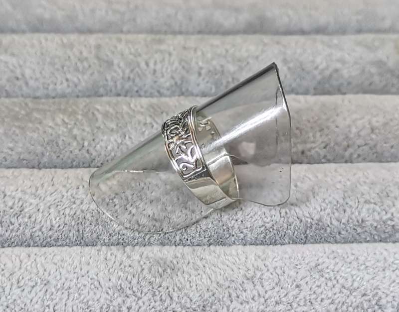 *R1 Auction* Silver Flower Ring