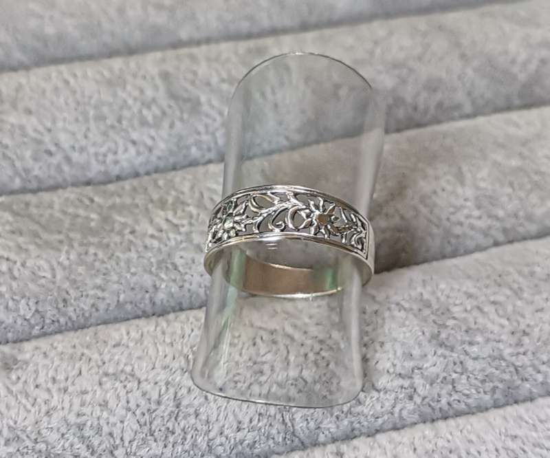 *R1 Auction* Silver Flower Ring
