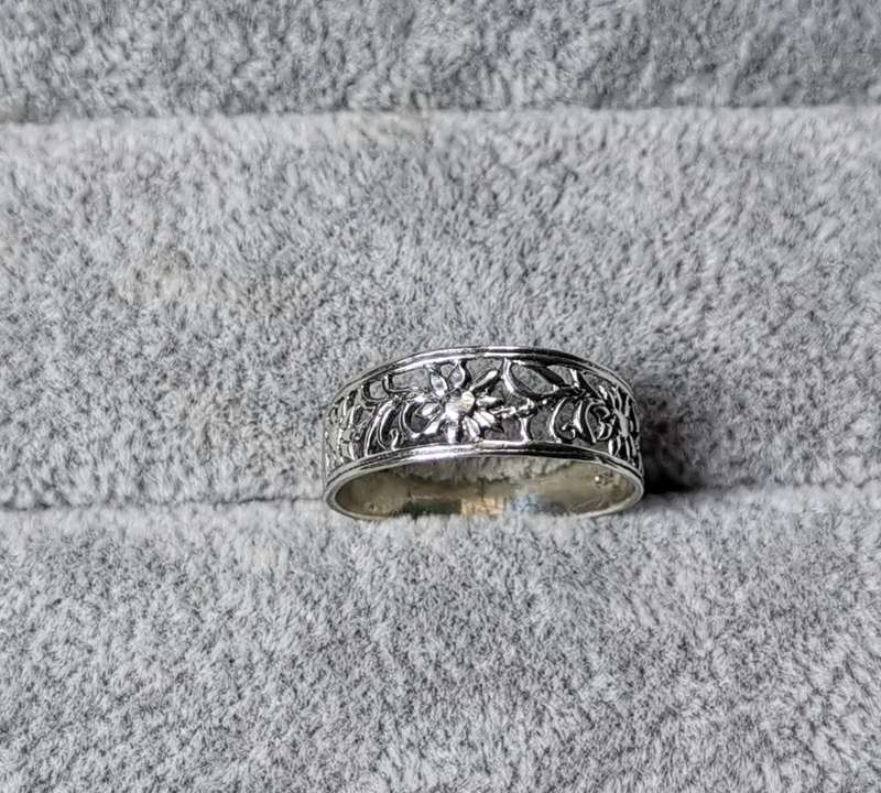 *R1 Auction* Silver Flower Ring