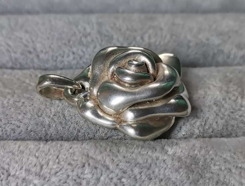 Stunning Silver Rose Pendant