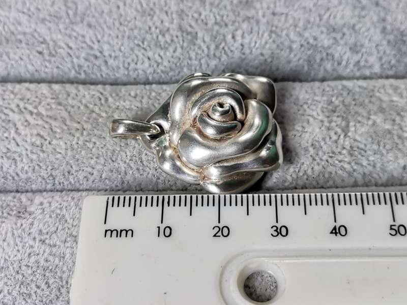 Stunning Silver Rose Pendant