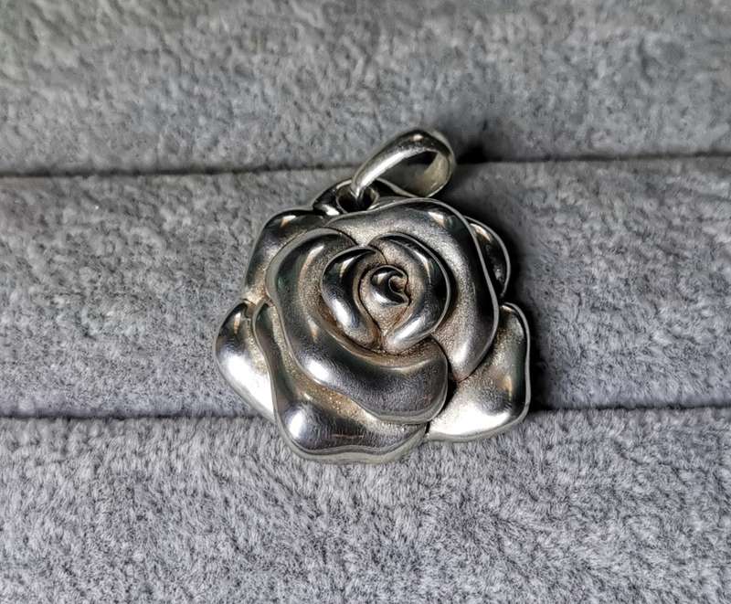 Stunning Silver Rose Pendant