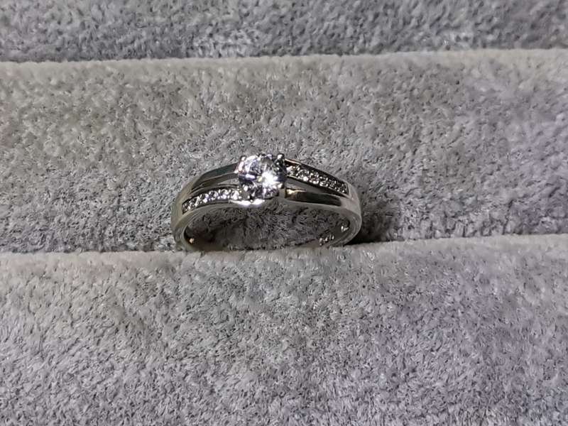 *R1 Auction* Dazzling Silver Ring