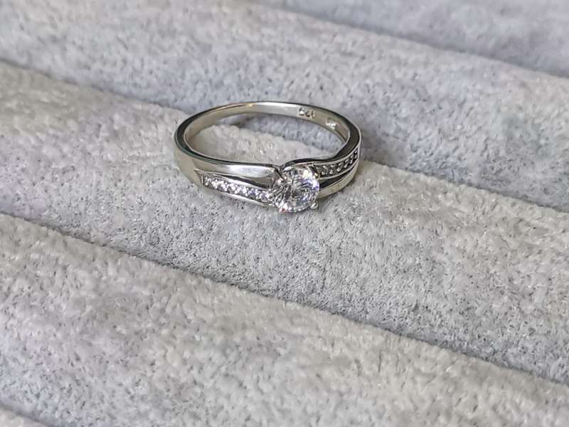 *R1 Auction* Dazzling Silver Ring