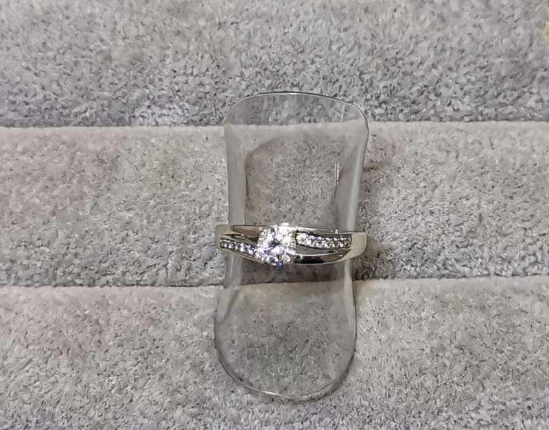 *R1 Auction* Dazzling Silver Ring