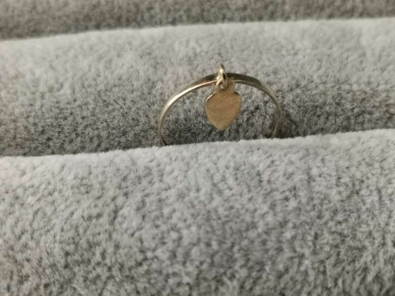 **Auction** Dainty 9ct Gold Ring