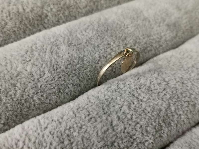 **Auction** Dainty 9ct Gold Ring