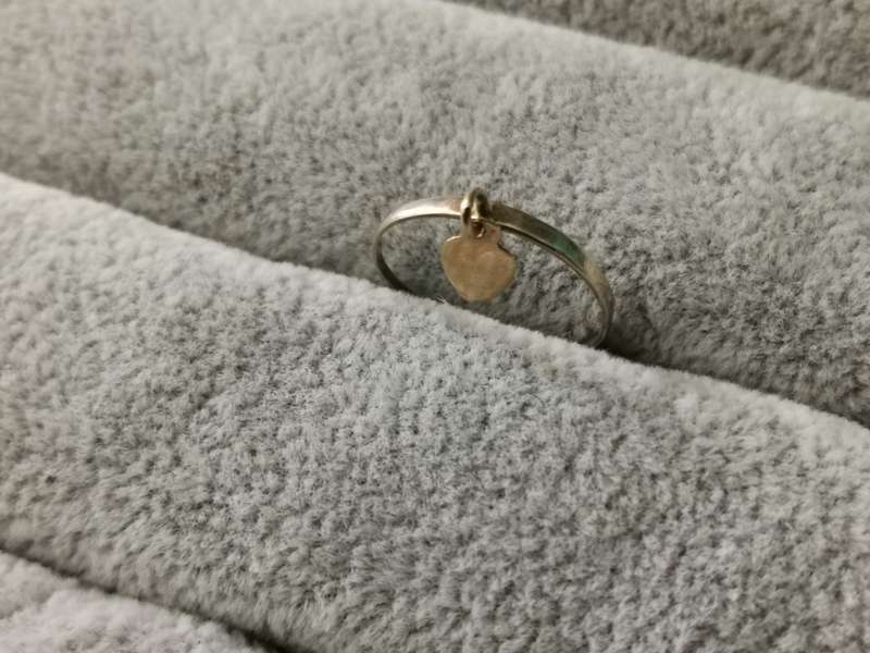 **Auction** Dainty 9ct Gold Ring