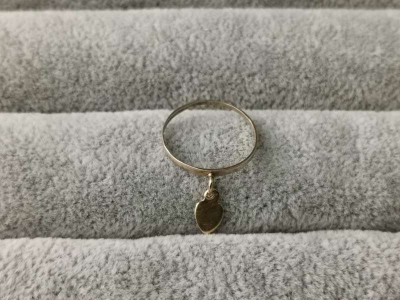 **Auction** Dainty 9ct Gold Ring