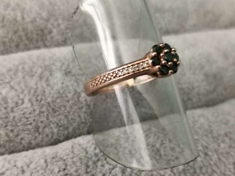 Gorgeous 9ct Gold Diamond Ring