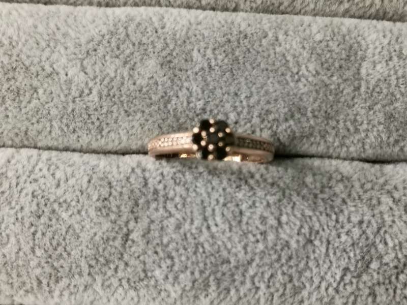 Gorgeous 9ct Gold Diamond Ring