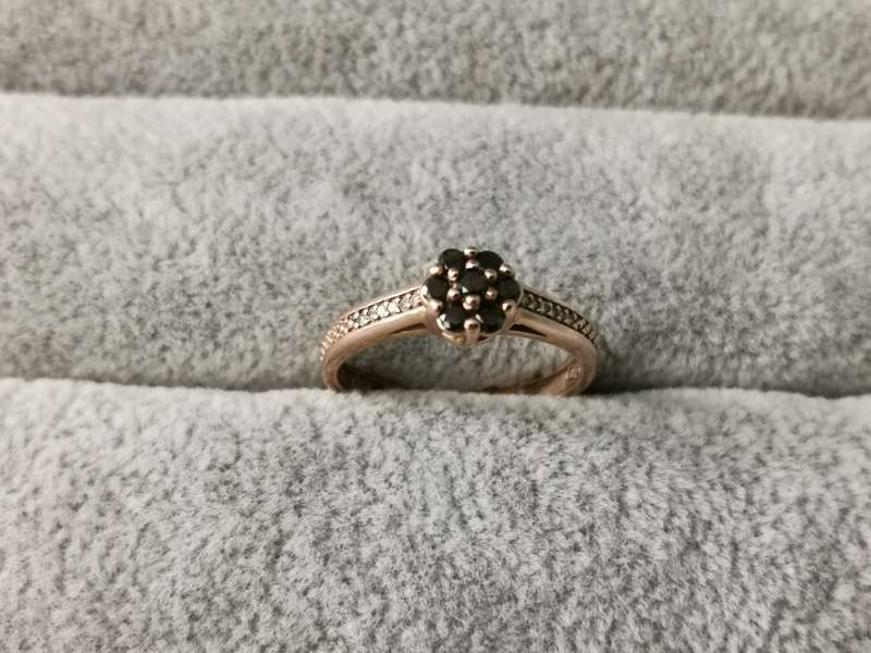 Gorgeous 9ct Gold Diamond Ring
